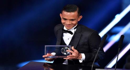 بالفيديو..بعد هدفه "الخيالي".. صبري أول لاعب أسيوي يفوز بجائزة بوشكاش 